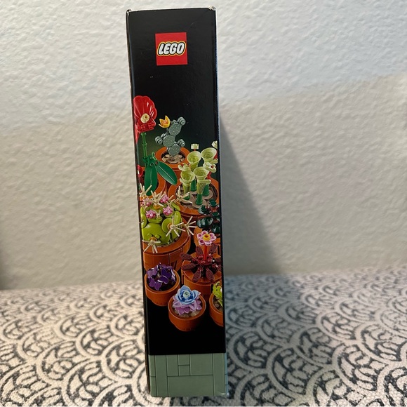 LEGO Botanical Collection Tiny Plants with Red and Green Accents - Picture 7 of 8